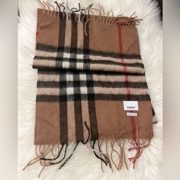 Burberry Classic Check Scarf in Brown and Tan.NWOT - Picture 7 of 8